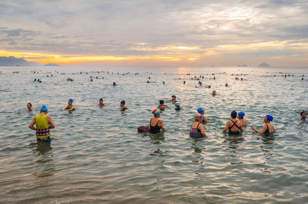 Thả mình dưới làn nước trong xanh, mát lành của biển Hòn Khô (Nguồn: Freepik)